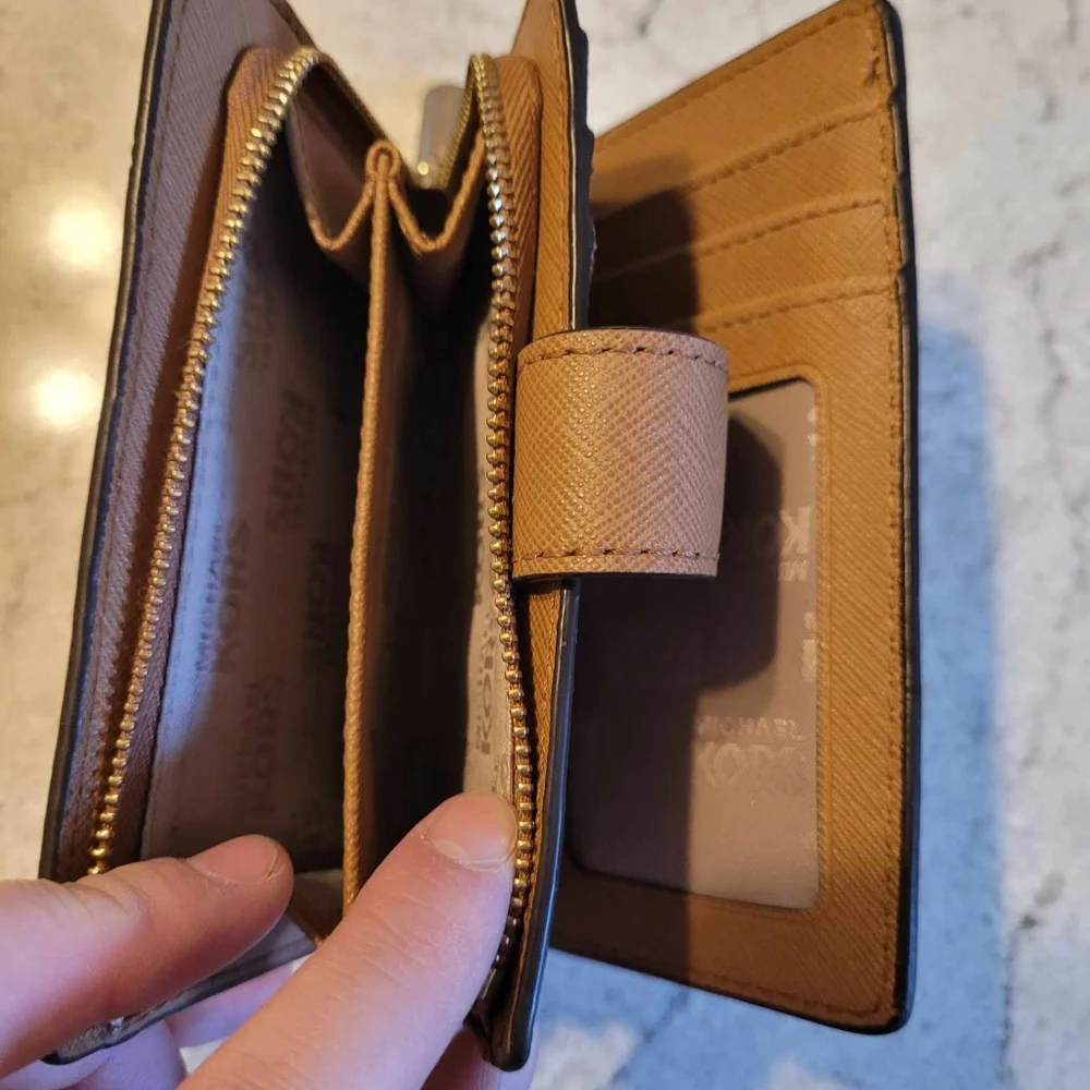 $75EMT Michael Kors vanilla bifold compact, signature logo wallet. EUC - Picture 5 of 13